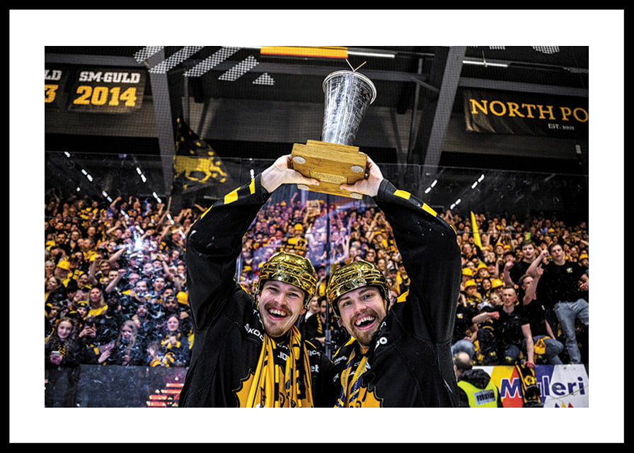 Skellefteås Jonathan Johnson och Andreas Johnson jublar med pokalen efter final fem i SHL -12