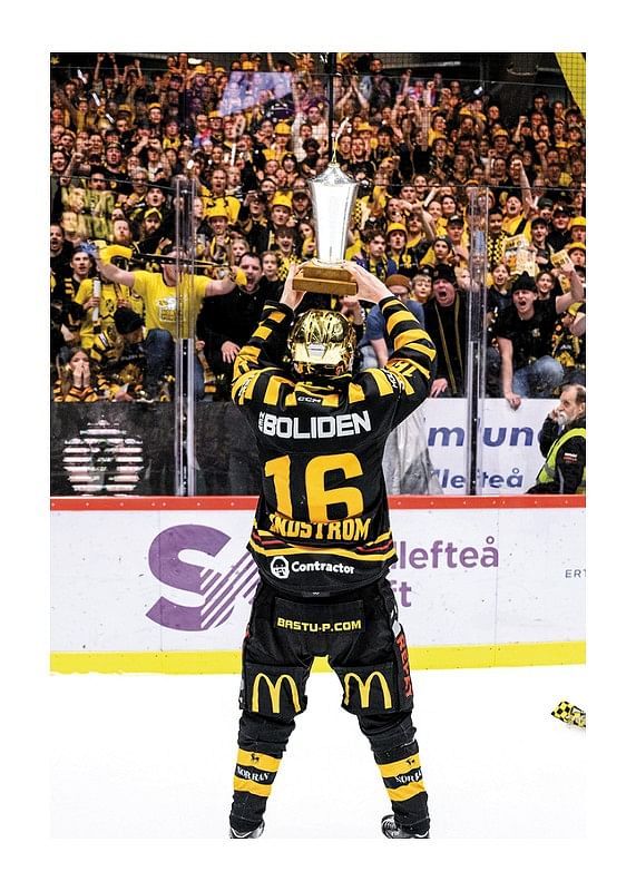 Poster Linus Lindström Med Pokalen Skellefteå AIK