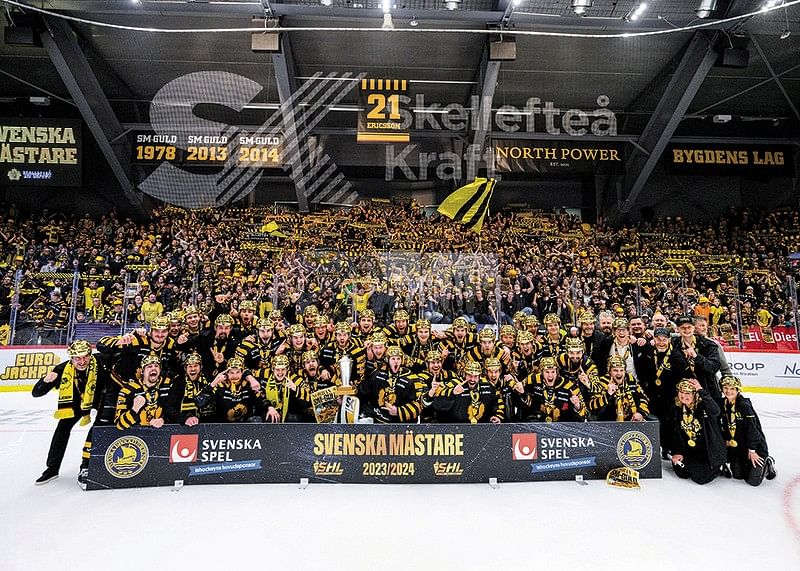Skellefteås spelare jublar efter final fem i SHL-12