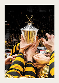 Skellefteås spelare jublar med LeMat pokalen efter final fem i SHL-5