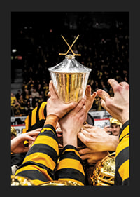 Skellefteås spelare jublar med LeMat pokalen efter final fem i SHL-7