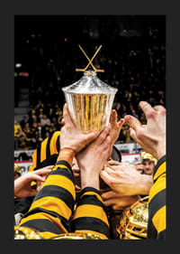 Skellefteås spelare jublar med LeMat pokalen efter final fem i SHL-7