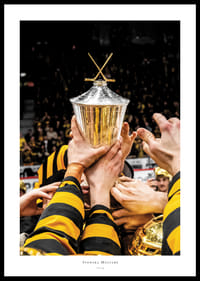 Skellefteås spelare jublar med LeMat pokalen efter final fem i SHL-0