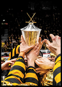 Skellefteås spelare jublar med LeMat pokalen efter final fem i SHL-8