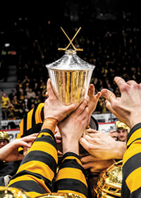 Skellefteås spelare jublar med LeMat pokalen efter final fem i SHL-9