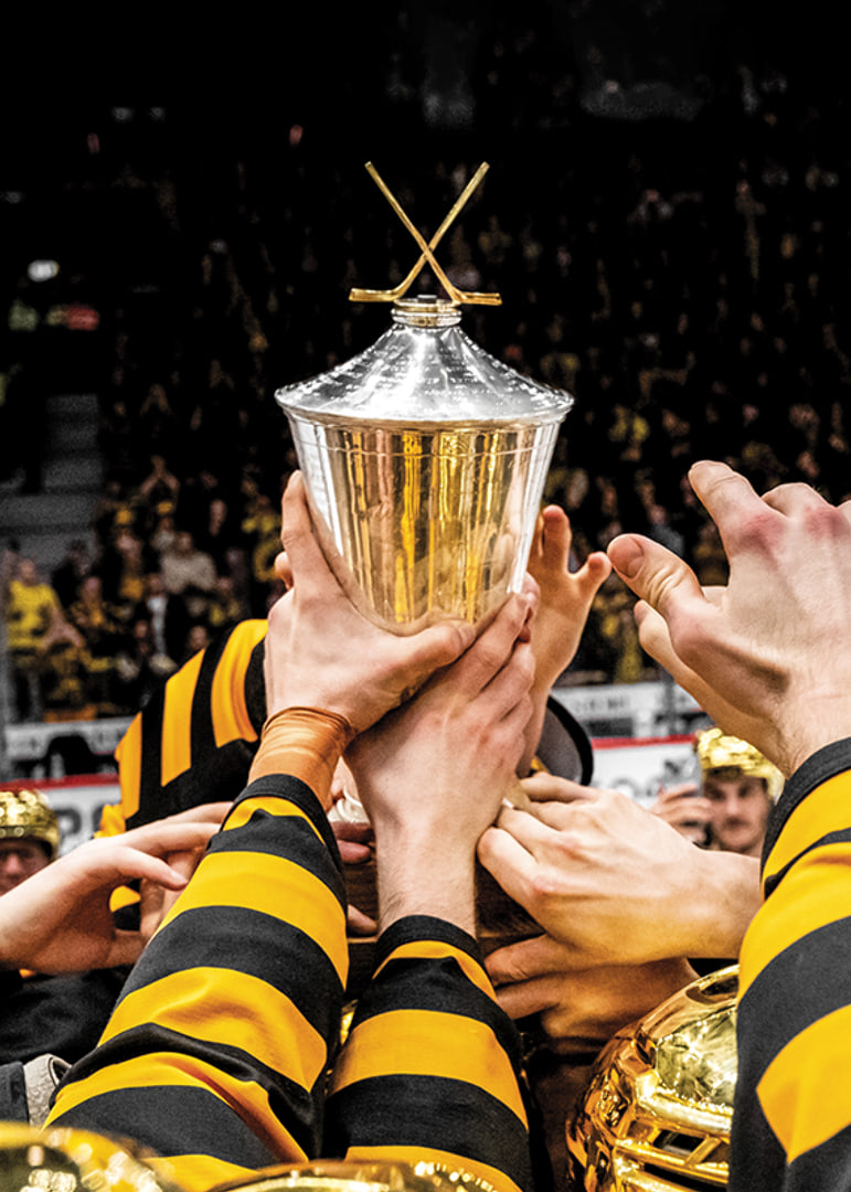 Skellefteås spelare jublar med LeMat pokalen efter final fem i SHL-12