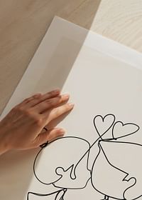 Poster cu o ilustrație minimalistă de artă în linie a unei fete și a unui băiat care transmit dragoste-5