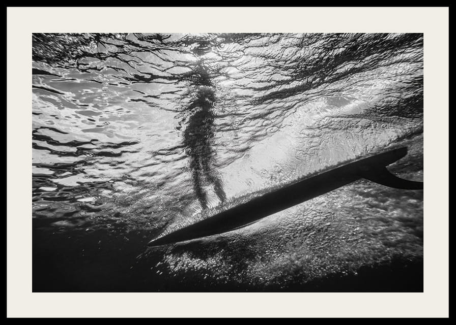 Affiche en noir et blanc avec une photographie d'une vue sous-marine avec une silhouette de surfeur-12
