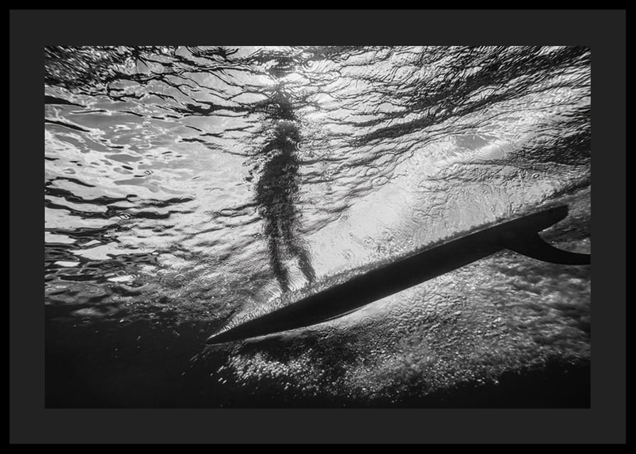 Affiche en noir et blanc avec une photographie d'une vue sous-marine avec une silhouette de surfeur-12