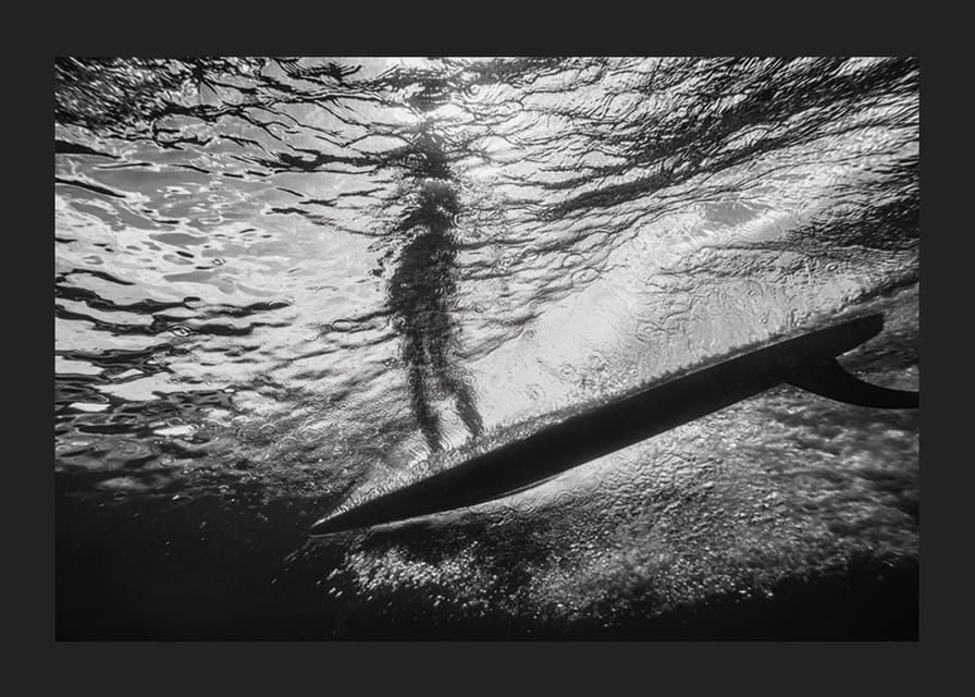Affiche en noir et blanc avec une photographie d'une vue sous-marine avec une silhouette de surfeur-12