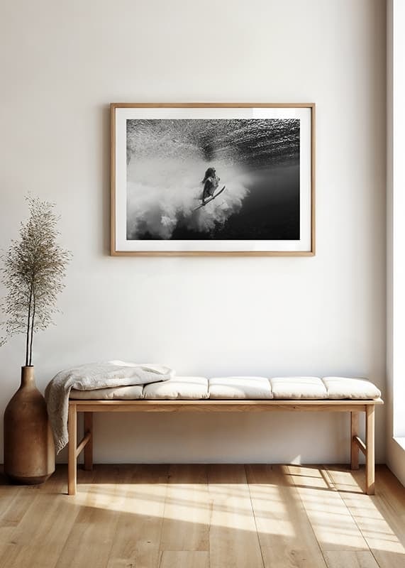 Poster med ett fotografi på en surfare under vattnet-12