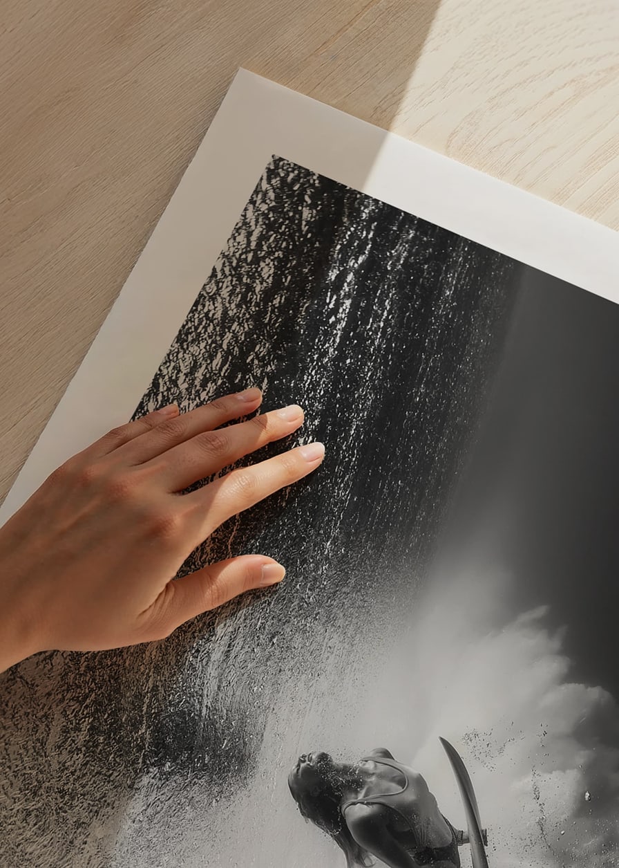 Poster med ett fotografi på en surfare under vattnet-12