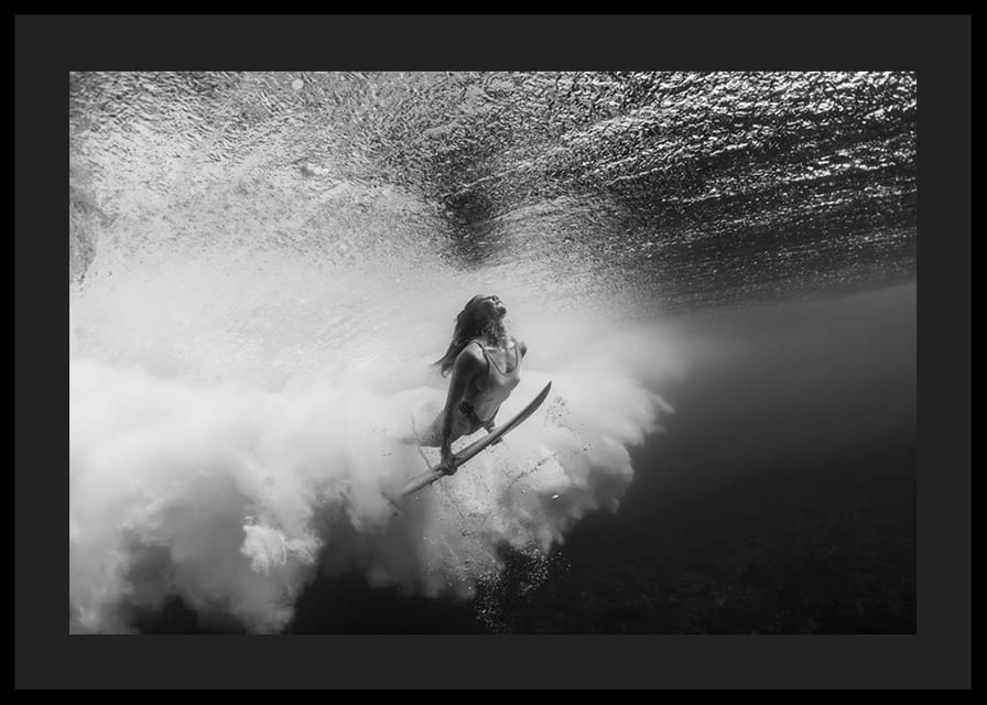 Poster med ett fotografi på en surfare under vattnet-12