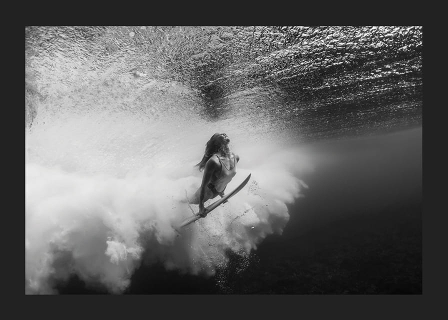 Poster med ett fotografi på en surfare under vattnet-12