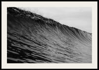 Svart og hvit plakat som fanger et øyeblikksbilde av en mektig bølge-2