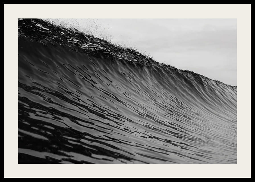 Svart og hvit plakat som fanger et øyeblikksbilde av en mektig bølge-12
