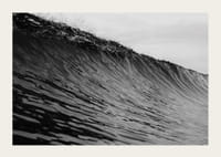 Svart og hvit plakat som fanger et øyeblikksbilde av en mektig bølge-3