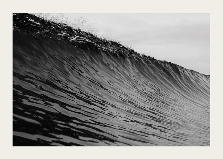 Svart og hvit plakat som fanger et øyeblikksbilde av en mektig bølge-12