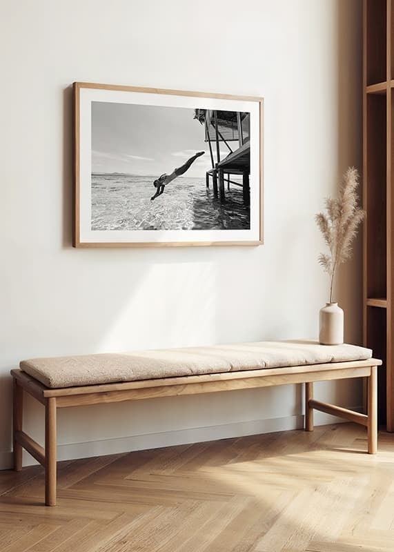 Svartvit poster med ett fotografi på en kvinna som dyker från en träbrygga-12