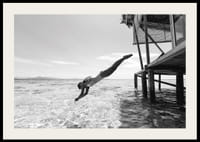 Svartvit poster med ett fotografi på en kvinna som dyker från en träbrygga-2