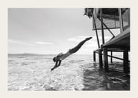 Svartvit poster med ett fotografi på en kvinna som dyker från en träbrygga-3