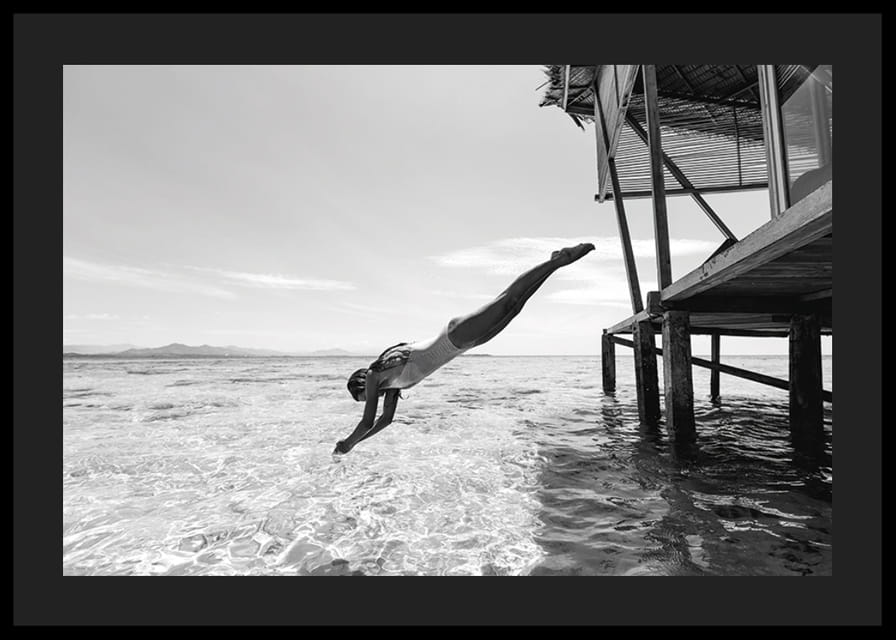 Svartvit poster med ett fotografi på en kvinna som dyker från en träbrygga-12