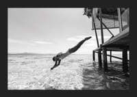 Svartvit poster med ett fotografi på en kvinna som dyker från en träbrygga-5