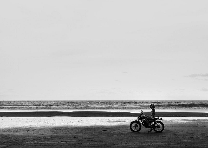 Afiș alb-negru cu fotografia unei motociclete singuratice pe o plajă pustie-12
