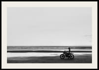 Svartvit poster med ett fotografi på en ensam motorcykel på en ödslig strand-2