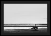 Svartvit poster med ett fotografi på en ensam motorcykel på en ödslig strand-4