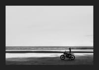Svartvit poster med ett fotografi på en ensam motorcykel på en ödslig strand-5