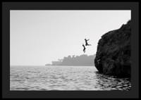 Sort-hvid plakat med et fotografi af to mennesker, der hopper fra en klippe i havet-4
