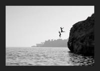 Sort-hvid plakat med et fotografi af to mennesker, der hopper fra en klippe i havet-5