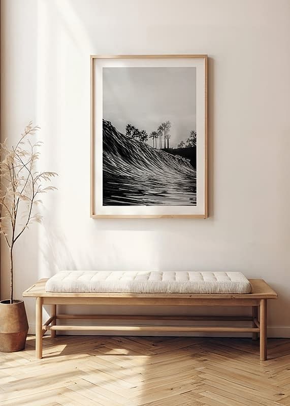 Sort/hvid plakat med et fotografi, der fanger et dramatisk billede af en bølge, der styrter-12