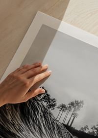 Sort/hvid plakat med et fotografi, der fanger et dramatisk billede af en bølge, der styrter-5