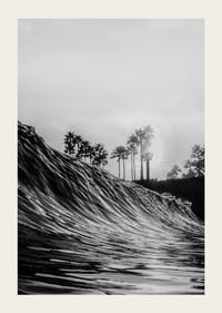 Affiche en noir et blanc avec une photographie qui capture une vue spectaculaire d'une vague déferlante-3