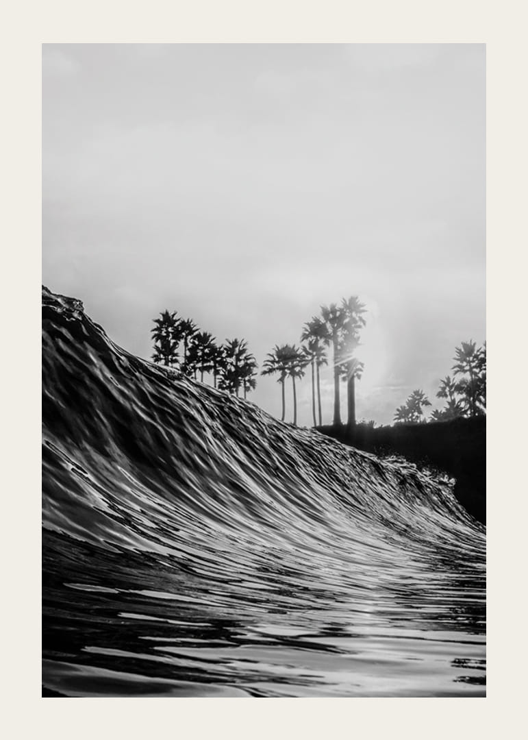 Affiche en noir et blanc avec une photographie qui capture une vue spectaculaire d'une vague déferlante-12