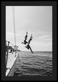 Svartvit poster med ett fotografi på två personer som hoppar från en segelbåt ner i havet-4