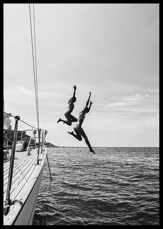 Afiș alb-negru cu o fotografie a doi oameni care sărind de pe o barcă cu pânze în mare-12