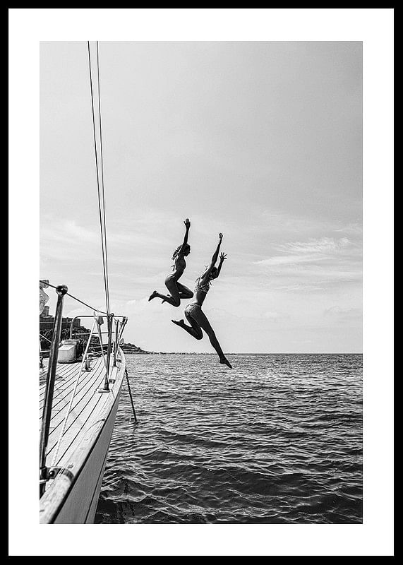 Afiș alb-negru cu o fotografie a doi oameni care sărind de pe o barcă cu pânze în mare-12