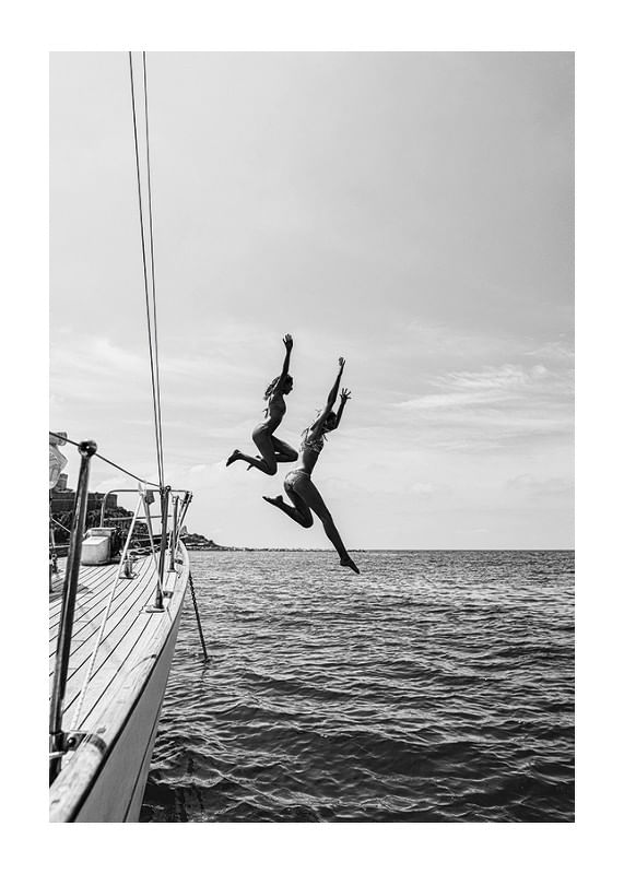 Afiș alb-negru cu o fotografie a doi oameni care sărind de pe o barcă cu pânze în mare-12