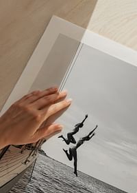 Afiș alb-negru cu o fotografie a doi oameni care sărind de pe o barcă cu pânze în mare-5