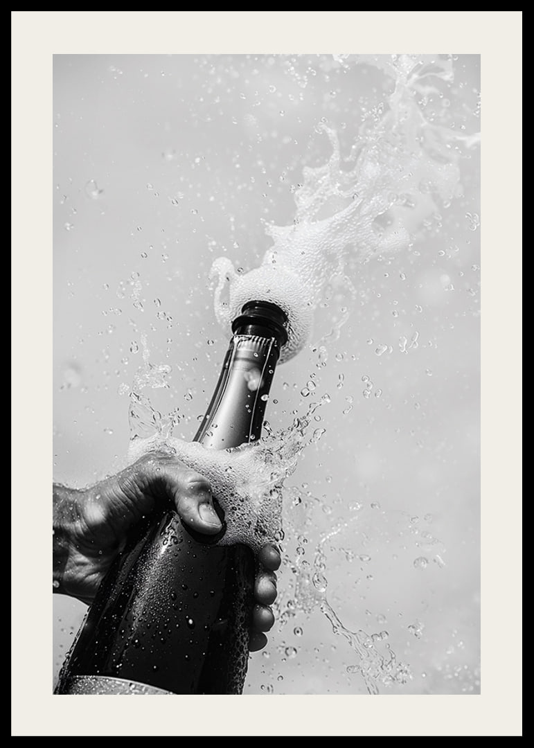 Schwarz-weißes Poster mit einem Foto einer gerade geöffneten Champagnerflasche-12