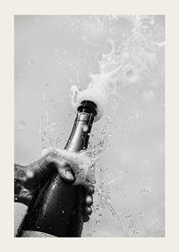 Schwarz-weißes Poster mit einem Foto einer gerade geöffneten Champagnerflasche-3
