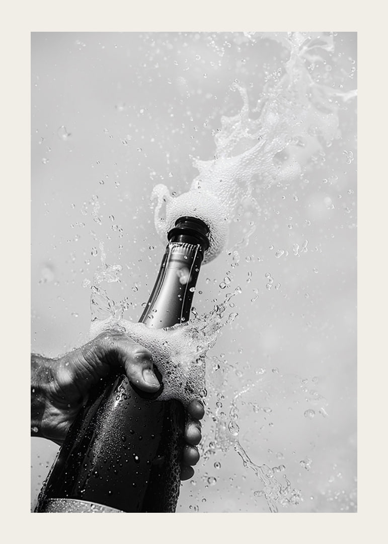 Schwarz-weißes Poster mit einem Foto einer gerade geöffneten Champagnerflasche-12