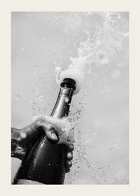 Svartvit poster med ett fotografi på en champagneflaska som just har öppnats-3