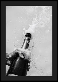 Schwarz-weißes Poster mit einem Foto einer gerade geöffneten Champagnerflasche-4