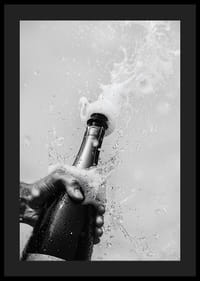 Svartvit poster med ett fotografi på en champagneflaska som just har öppnats-4