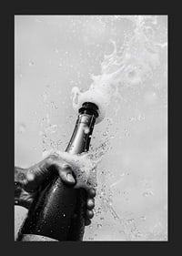 Schwarz-weißes Poster mit einem Foto einer gerade geöffneten Champagnerflasche-5