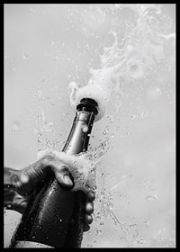 Schwarz-weißes Poster mit einem Foto einer gerade geöffneten Champagnerflasche-6